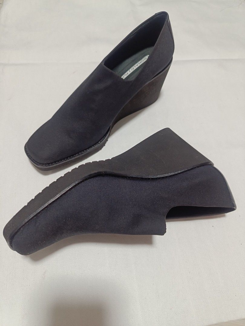 Original Donald J Pliner AtLast wedge (Category: Wedges) located in Caloocan City. Submitted by mjvillafuerte076164 (Listing ID 1430281232, Image 2). Description: Material: A flexible stretch crepe or microfiber upper for a snug, sock-like fit. Design: A square-toe silhouette with a seamless, high-vamp entry. Heel: A distinctive integrated wedge heel, often made of a lightweight rubber unit or finished in a matching suede/leather. price negotiabl