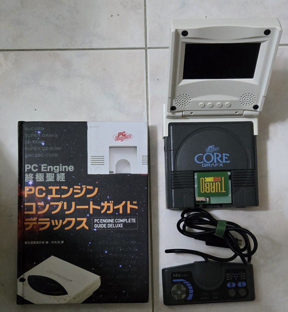 PC Engine （分類：其他）位於 Hong Kong。 由 _justintime_ 提交（商品編號 1430315059，圖片 1）。簡介： pc engine + LCD Portable + 書。