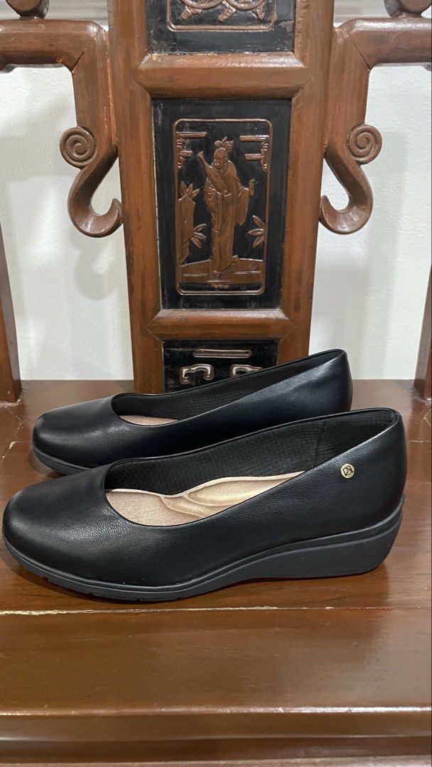Piccadilly Maxi Black Wedge Shoes (Category: Wedges) located in Marikina City. Submitted by mukabun (Listing ID 1430322634, Image 2). Description: US 7/2 in Excellent condition Rfs: decluttering.
