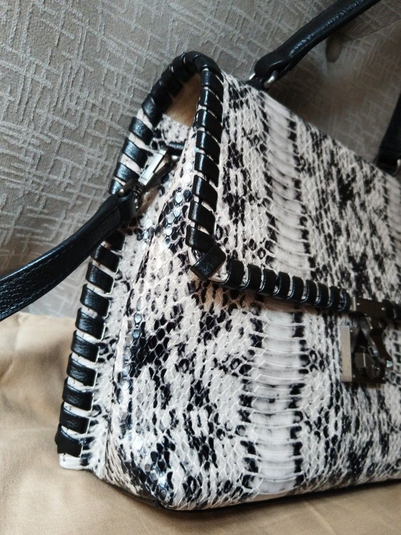 Rouge & Lounge Snakeskin Handbag (Category: Luxury Bags & Wallets) located in Quezon City. Submitted by V_Cl0set (Listing ID 1430229254, Image 3). Description: Genuine leather very elegant and classy Like new condition must buy!! .