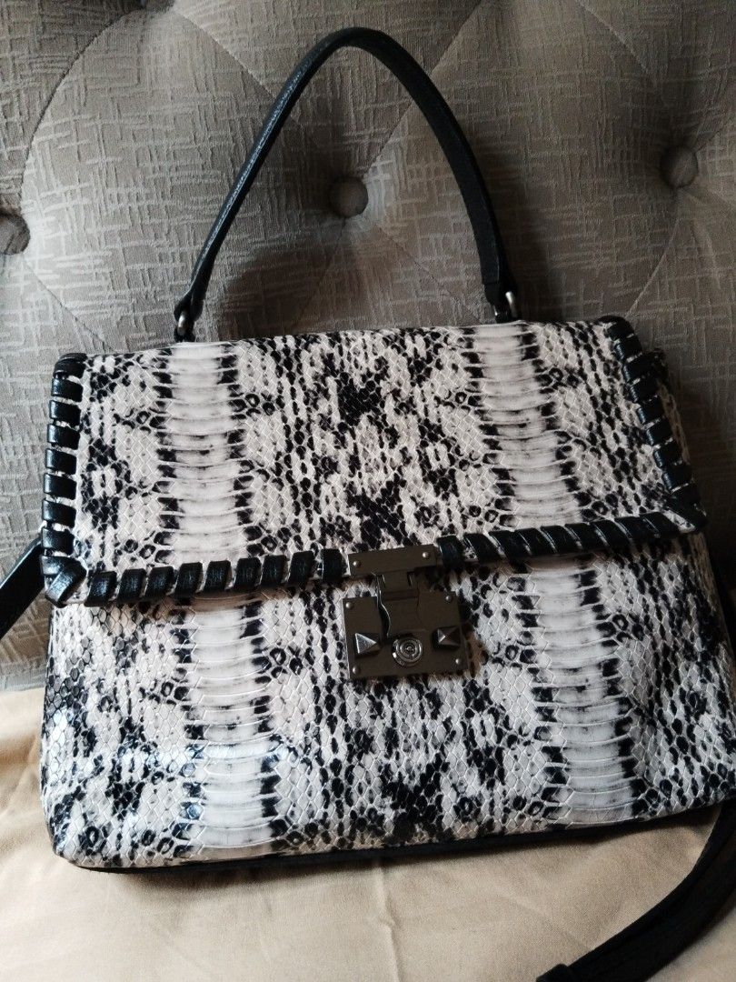 Rouge & Lounge Snakeskin Handbag (Category: Luxury Bags & Wallets) located in Quezon City. Submitted by V_Cl0set (Listing ID 1430229254, Image 1). Description: Genuine leather very elegant and classy Like new condition must buy!! .