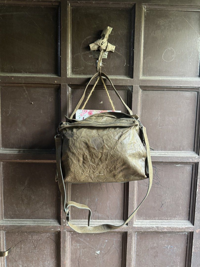 Rouge and Lounge (Category: Luxury Bags & Wallets) located in Pontevedra. Submitted by thriftermiles19 (Listing ID 1430292269, Image 1). Description: From ukay.