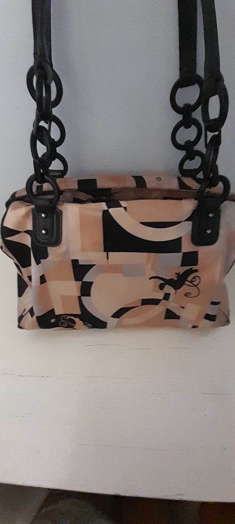 Salvatore Ferragamo Handbag (Category: Luxury Bags & Wallets) located in San Fernando. Submitted by peedeebee (Listing ID 1430277282, Image 1). Description: Preloved well used Ferragamo bought from japan surpluss as is authentic needs washing pls manage expectatio im declaring it heavily used.
