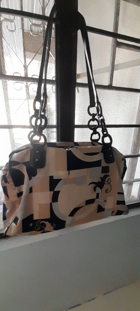 Salvatore Ferragamo Handbag (Category: Luxury Bags & Wallets) located in San Fernando. Submitted by peedeebee (Listing ID 1430277282, Image 3). Description: Preloved well used Ferragamo bought from japan surpluss as is authentic needs washing pls manage expectatio im declaring it heavily used.