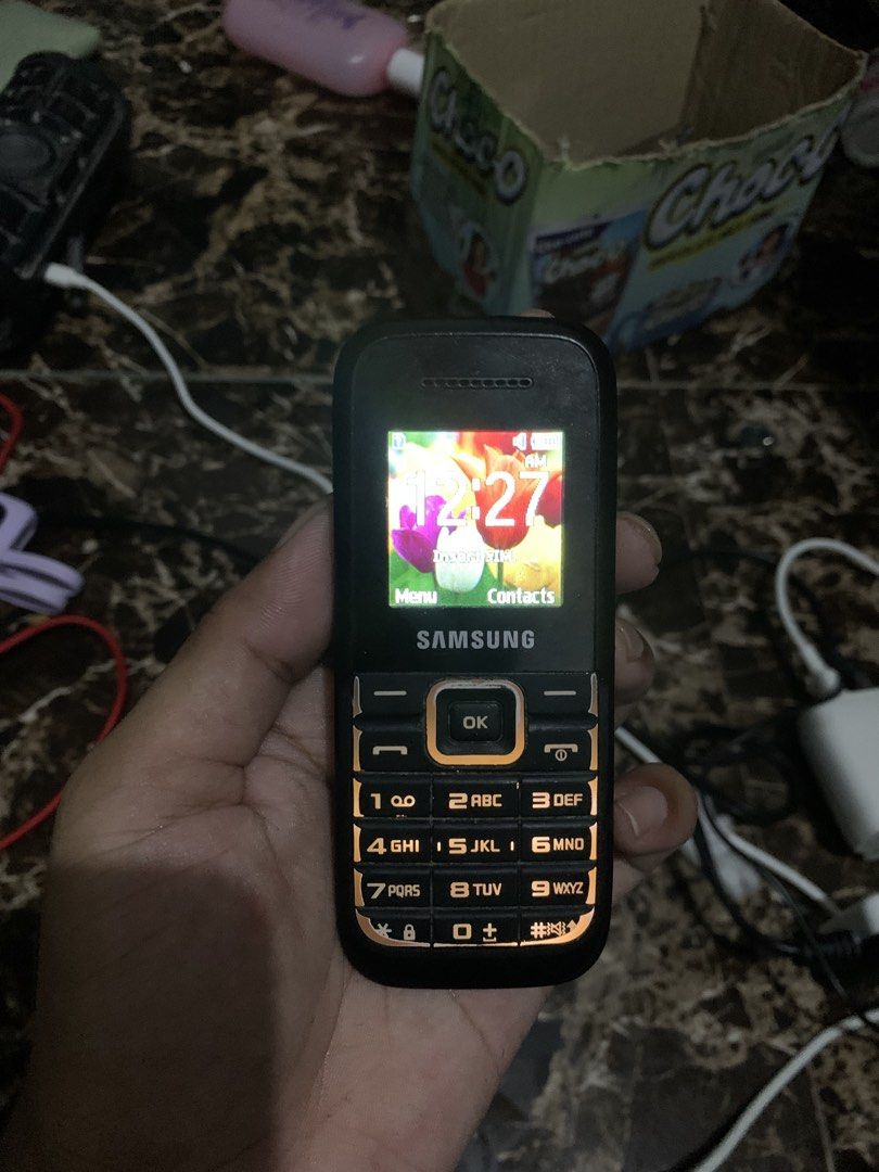 Broken Samsung keypad phone (Category: Early Generation Mobile Phones) located in San Juan, La Union. Submitted by declutteringog7 (Listing ID 1430270830, Image 1). Description: may sira battery Minsan nagagamit mahirap e charge palitan nyo lang battery goods na or bili kayo bago battery working naman Yung cp po 250 lp.