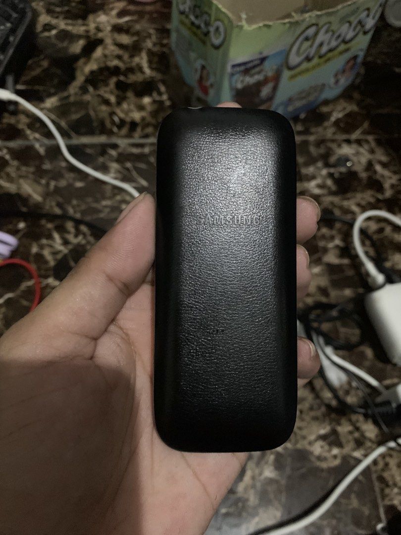 Broken Samsung keypad phone (Category: Early Generation Mobile Phones) located in San Juan, La Union. Submitted by declutteringog7 (Listing ID 1430270830, Image 3). Description: may sira battery Minsan nagagamit mahirap e charge palitan nyo lang battery goods na or bili kayo bago battery working naman Yung cp po 250 lp.