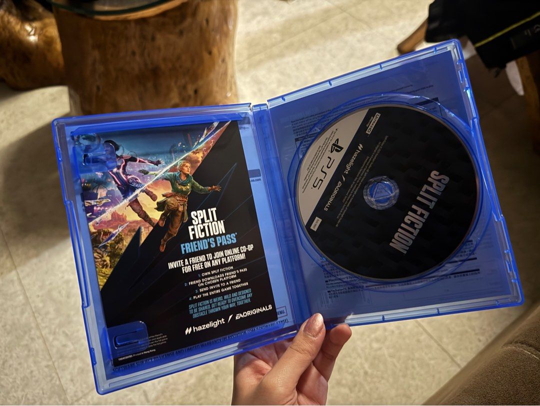 Split Fiction Play Station 5 PS5 Game (Category: PlayStation) located in Taguig. Submitted by koolkatscloset (Listing ID 1430312835, Image 3). Description: Recently bought this in Data Blitz for Php 2,650. Just finished the game once! Such a fun game to play for co-op (also playable cross-platform!).