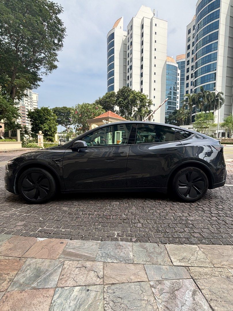 Tesla Model Y RWD LAUNCH EDITION Auto (Category: Used Cars) located in Singapore. Submitted by treefstore (Listing ID 1430287642, Image 3). Description: Well protected with mats ( Trunk and front) Mileage accrued from school & work runs 255kW (341 bhp) 0 accident Selling to buy new tesla y l for more space .