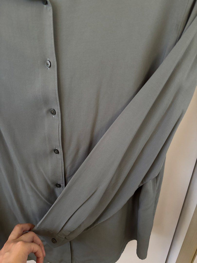 Uniqlo Gray Long Sleeve Polo (Category: Longsleeves) located in Bacoor. Submitted by alyxcoll (Listing ID 1430281405, Image 3). Description: ✨ size XL ✨ gray to greenish color ✨ breathable and lightweight ✨ has a small stain by the chest-sleeve area (check pic) price negotiable delivery: ggx, j&t, lbc.