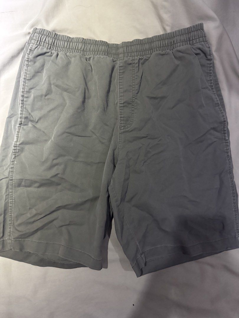 Uniqlo Green Shorts - Size M (Category: Shorts) located in Manila. Submitted by jargoo (Listing ID 1430342250, Image 1). Description: no string.