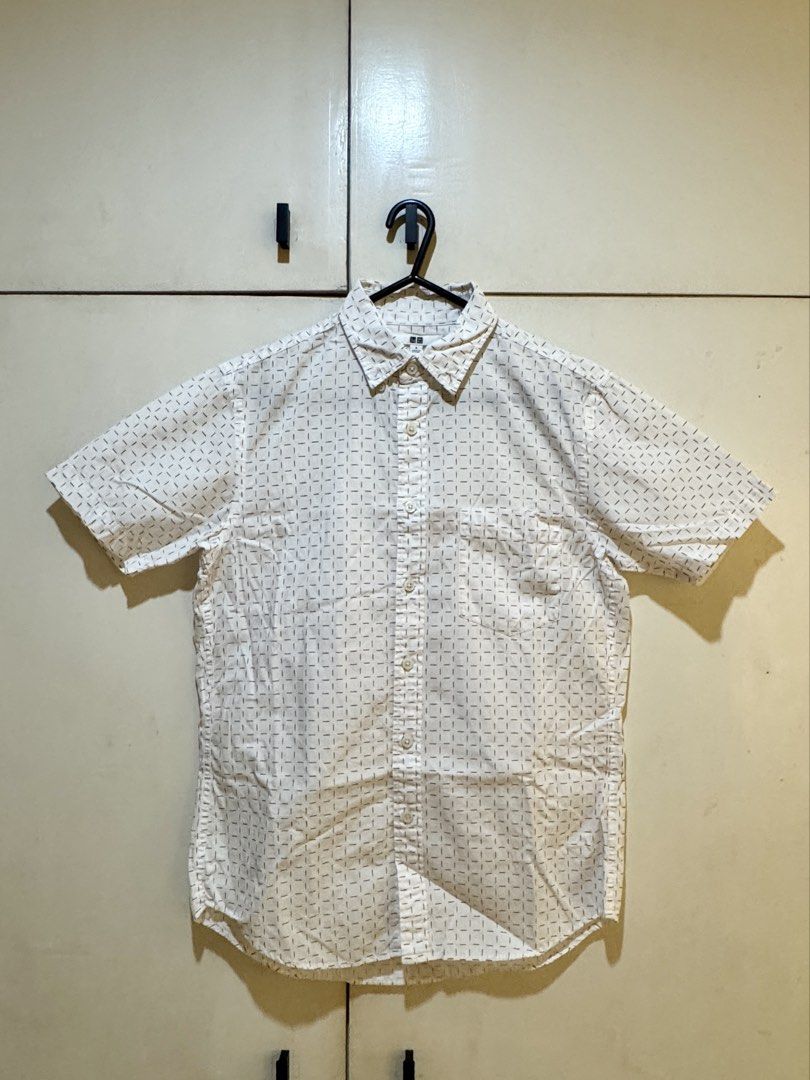 UNIQLO White Shirt - S (Category: Tshirts & Polo Shirts ) located in Paranaque City. Submitted by anmangle (Listing ID 1430219353, Image 1). Description: Size: Small • W: 18.5” • L: 25.5” (front), 26.5” (back) Color: White (primarily) Pre-loved Issue: N/A RFS: decluttering Shipping only 🛵 PM for more details 📩 [Carousell-generated description] •Uniqlo short sleeve shirt with a unique pattern. •Features a button-down design and a single chest po