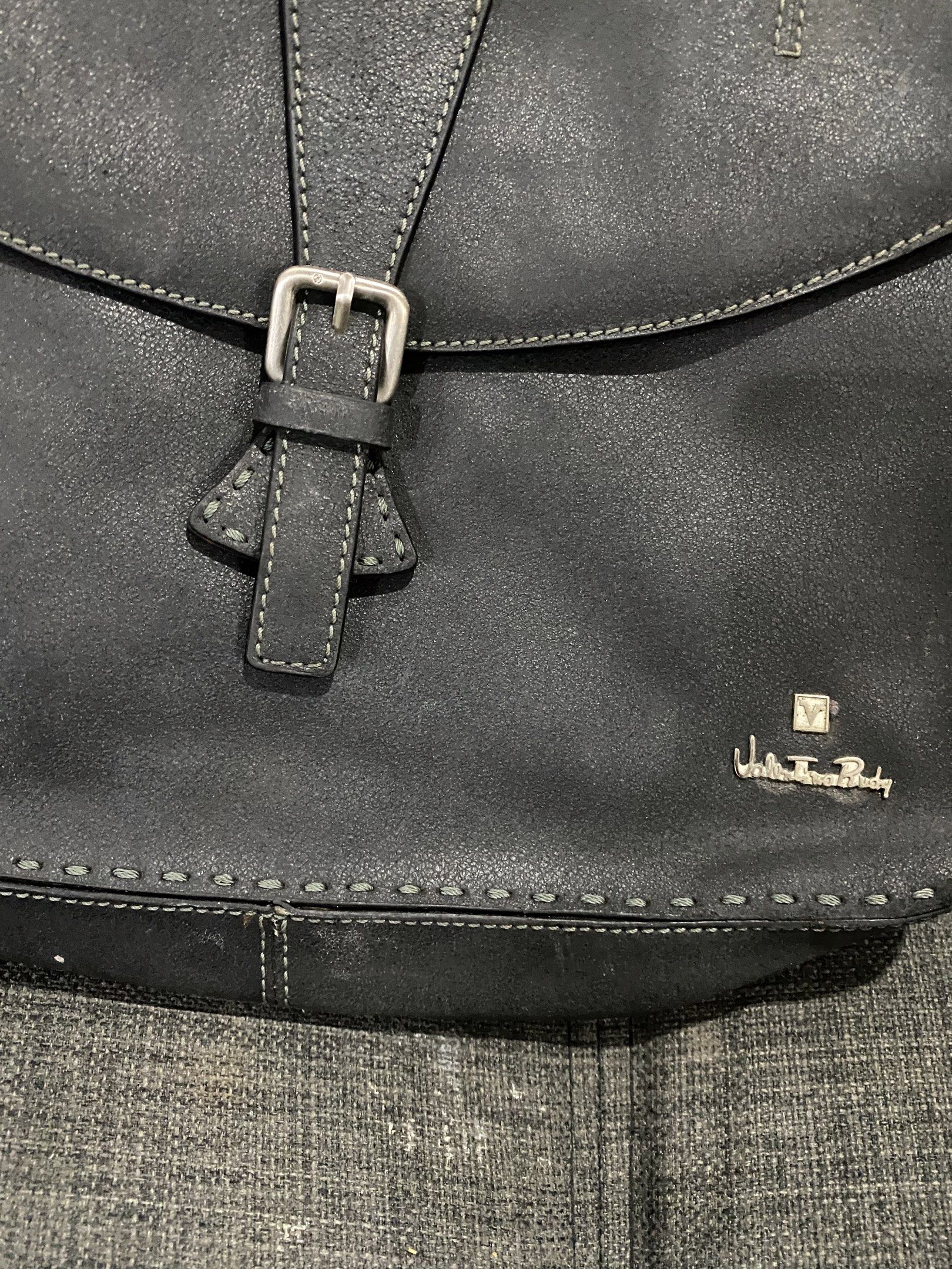Valentino Rudy Shoulder Bag (Category: Shoulder Bags) located in Quezon City. Submitted by theglossstudio (Listing ID 1430282588, Image 2). Description: .
