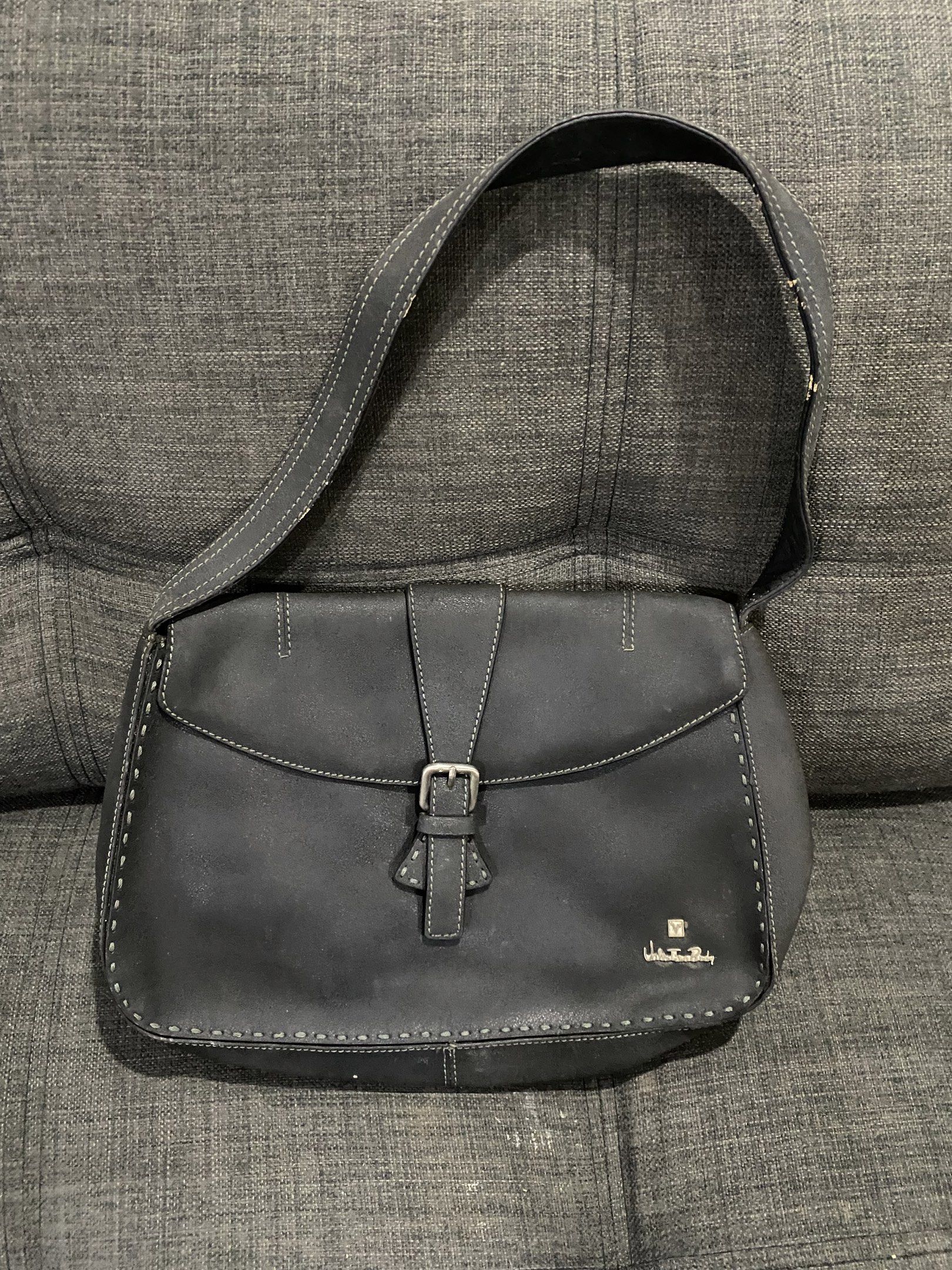 Valentino Rudy Shoulder Bag (Category: Shoulder Bags) located in Quezon City. Submitted by theglossstudio (Listing ID 1430282588, Image 1). Description: .