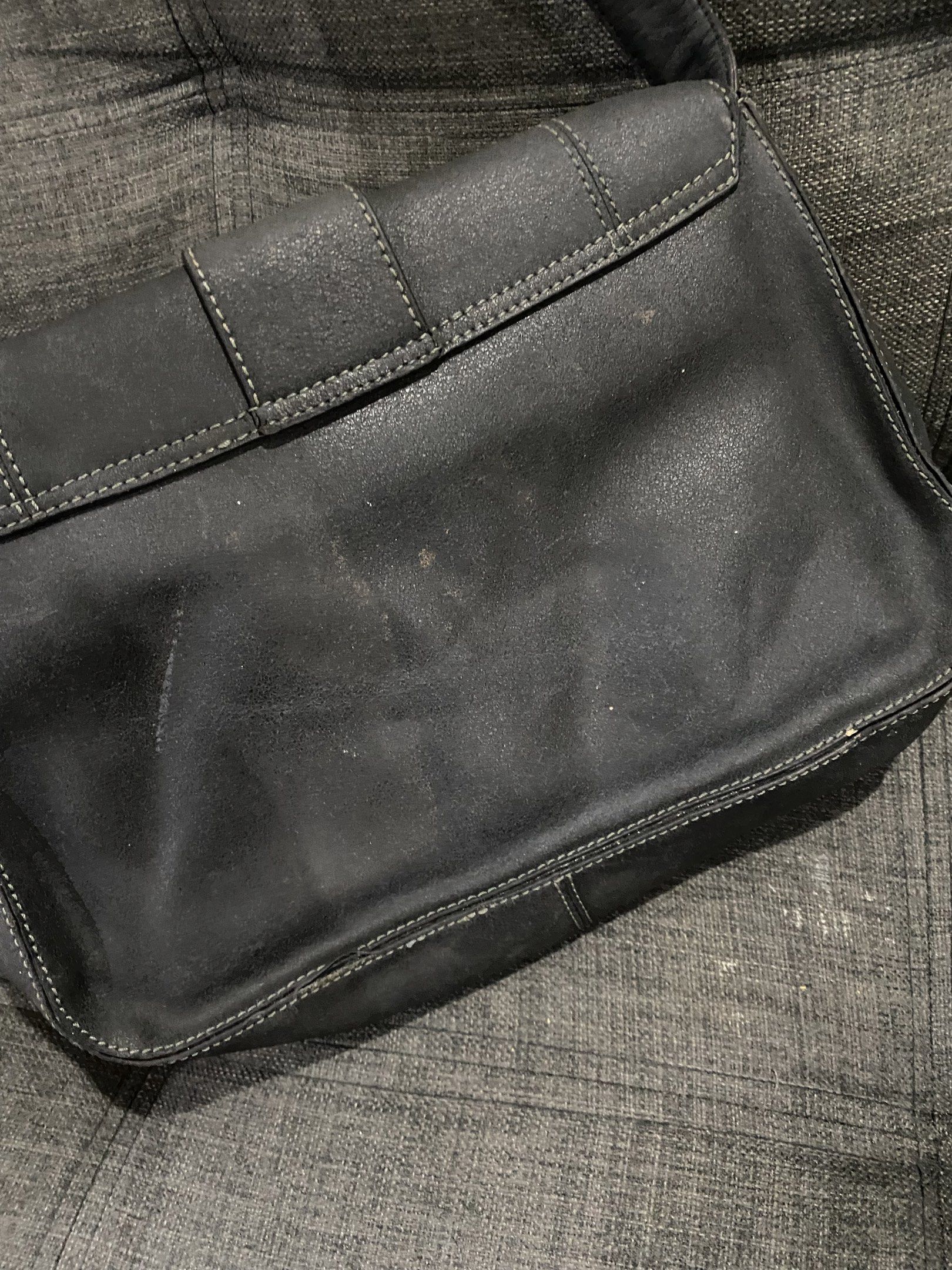 Valentino Rudy Shoulder Bag (Category: Shoulder Bags) located in Quezon City. Submitted by theglossstudio (Listing ID 1430282588, Image 3). Description: .