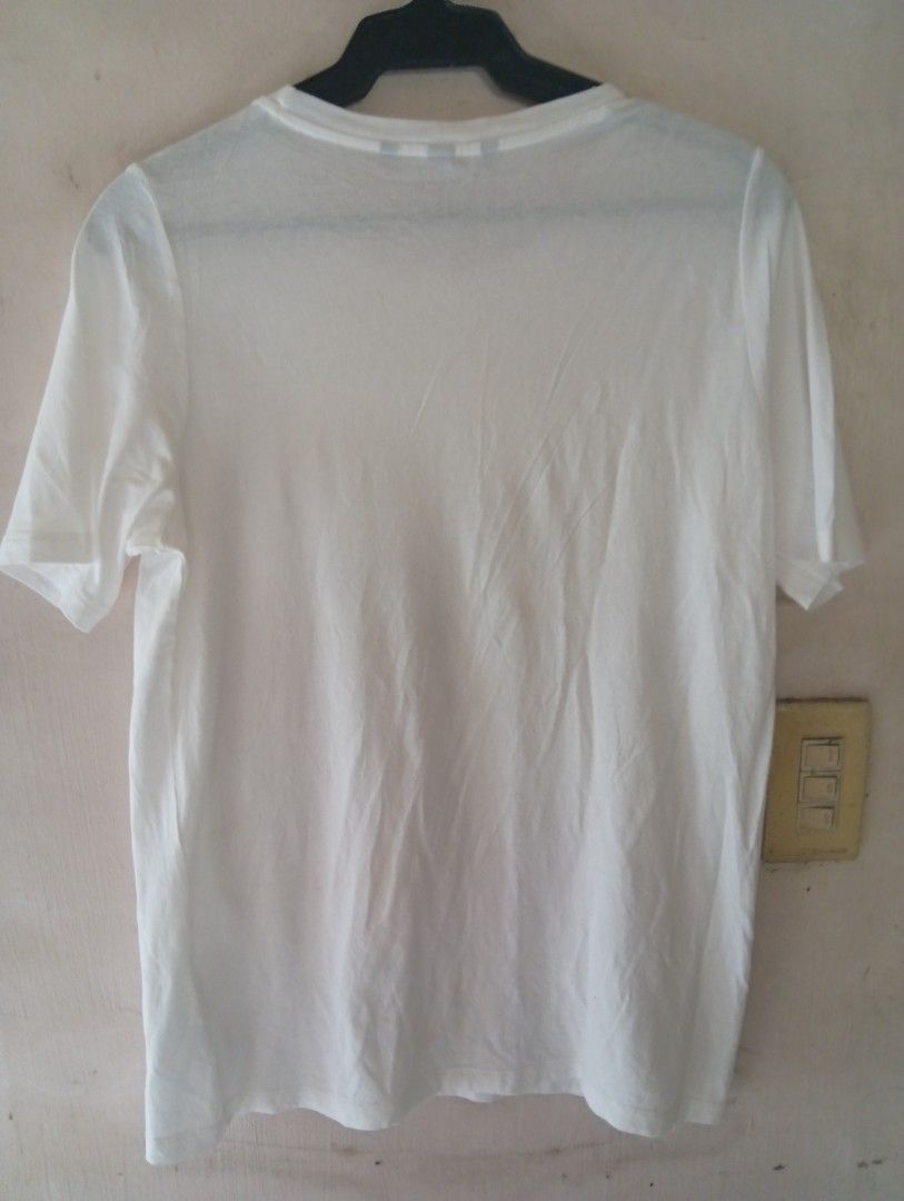 Vero Moda Graphic Print T-shirt - Size S (Category: Shirts) located in Las Pinas. Submitted by magda09 (Listing ID 1430263141, Image 3). Description: White H&M t-shirt with a graphic print on the front. Features a round neck and short sleeves. The size is S. Made in Bangladesh. The back of the shirt is plain white..
