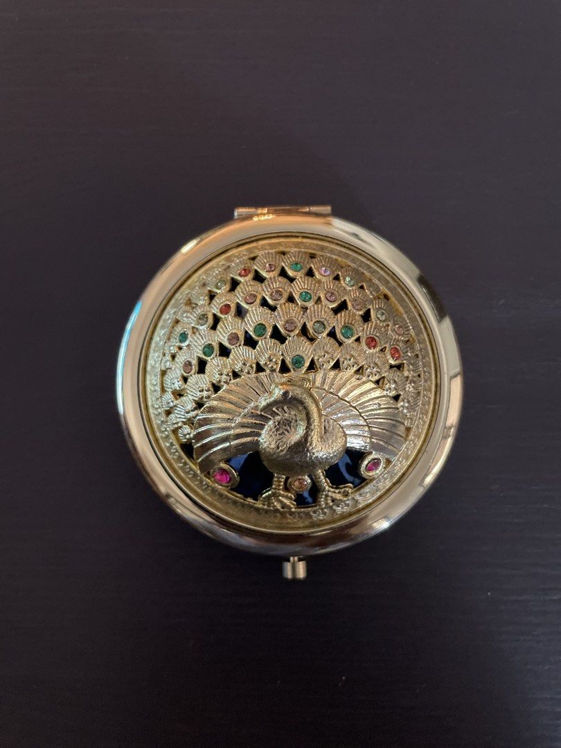 FROM ₱400! Vintage Peacock Compact Mirror (Category: Mirrors) located in Las Pinas. Submitted by yourneighbortotoro (Listing ID 1430234475, Image 1). Description: ✨ Vintage‑Style | Ornate Compact Mirror ✨ Timeless charm — This vintage‑style compact mirror blends intricate craftsmanship with collectible appeal 📚 Perfect for collectors of accessories, lifestyle showcases, and decorative pieces This vintage‑style compact mirror features an ornate g
