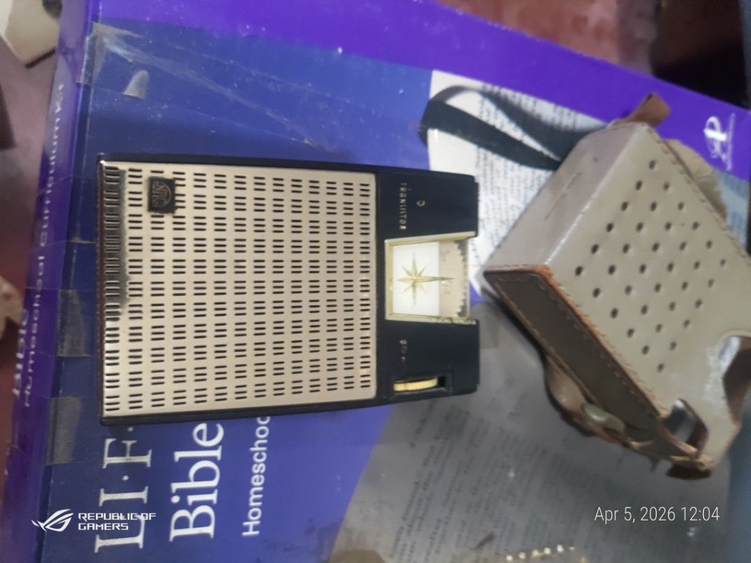 Vintage Radio with Case (Category: Portable Music Players) located in Las Pinas. Submitted by choochiee (Listing ID 1430248546, Image 1). Description: offer.