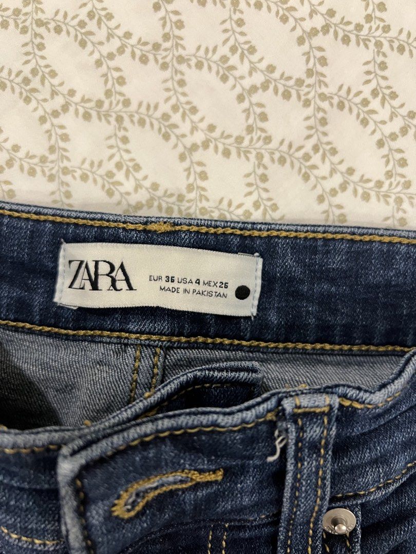 Zara High-Waisted Jeans (Category: Jeans) located in Angeles City. Submitted by chiccharm (Listing ID 1430378680, Image 2). Description: .