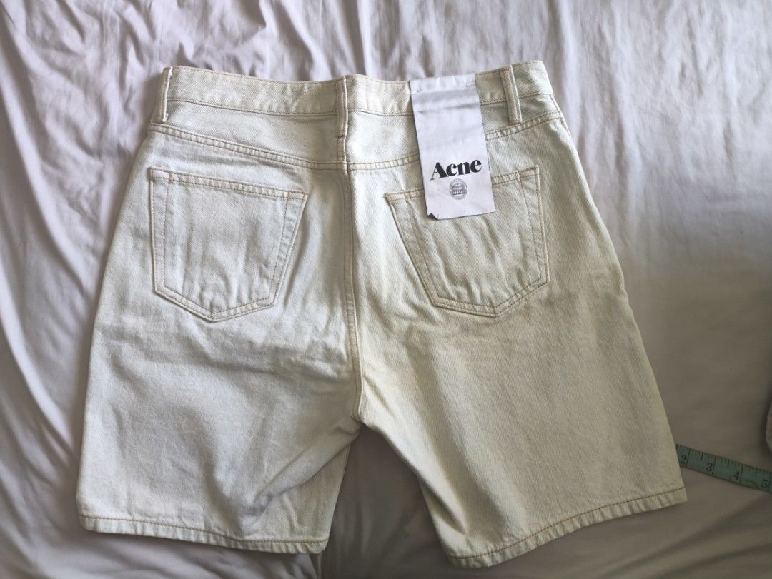 Acne Studios Denim Shorts (Category: Shorts) located in Pavia. Submitted by deusk (Listing ID 1430429276, Image 3). Description: These Acne Studios denim shorts feature a light wash and a classic five-pocket design. The shorts have a low waist and a slim leg, tapering from the knee. The size is 30/32. They are perfect for a casual, everyday look. The shorts have a button closure and belt loops. Never used..