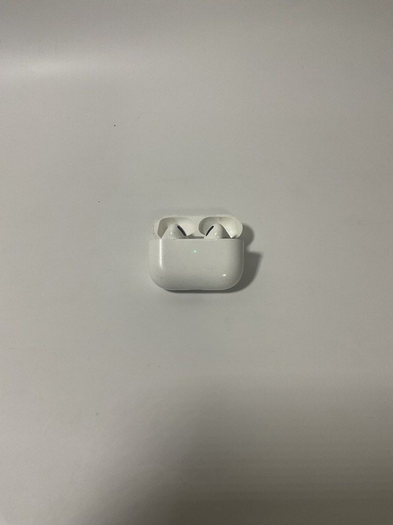 Airpods (Category: Headphones & Headsets) located in Manila. Submitted by geloreyes262956 (Listing ID 1430542549, Image 3). Description: Airpods pro Price: 300 PHP Condition: not sure if working but it turns on not sure if authentic Delivery & Meet-up Options 🚚🤝 Modes of Delivery: LBC Express J&T Express Lalamove (For fast, same-day delivery) Meet-up Location: Araneta Center Cubao ("Gateway" Mall) Payment Options: Cash on Delivery (COD) is avai
