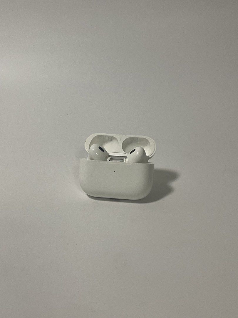 AirPods Pro (Category: Headphones & Headsets) located in Manila. Submitted by geloreyes262956 (Listing ID 1430553909, Image 3). Description: AirPods Pro AirPods Pro Price: 600 PHP Condition: not sure if working but the light turns on -authentic Delivery & Meet-up Options 🚚🤝 Modes of Delivery: LBC Express J&T Express Lalamove (For fast, same-day delivery) Meet-up Location: Araneta Center Cubao ("Gateway" Mall) Payment Options: Cash on Delivery (