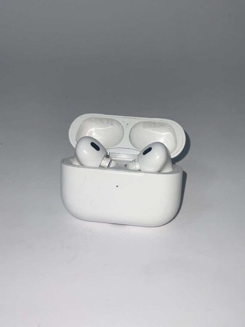 AirPods Pro (Category: Headphones & Headsets) located in Manila. Submitted by geloreyes262956 (Listing ID 1430553909, Image 2). Description: AirPods Pro AirPods Pro Price: 600 PHP Condition: not sure if working but the light turns on -authentic Delivery & Meet-up Options 🚚🤝 Modes of Delivery: LBC Express J&T Express Lalamove (For fast, same-day delivery) Meet-up Location: Araneta Center Cubao ("Gateway" Mall) Payment Options: Cash on Delivery (