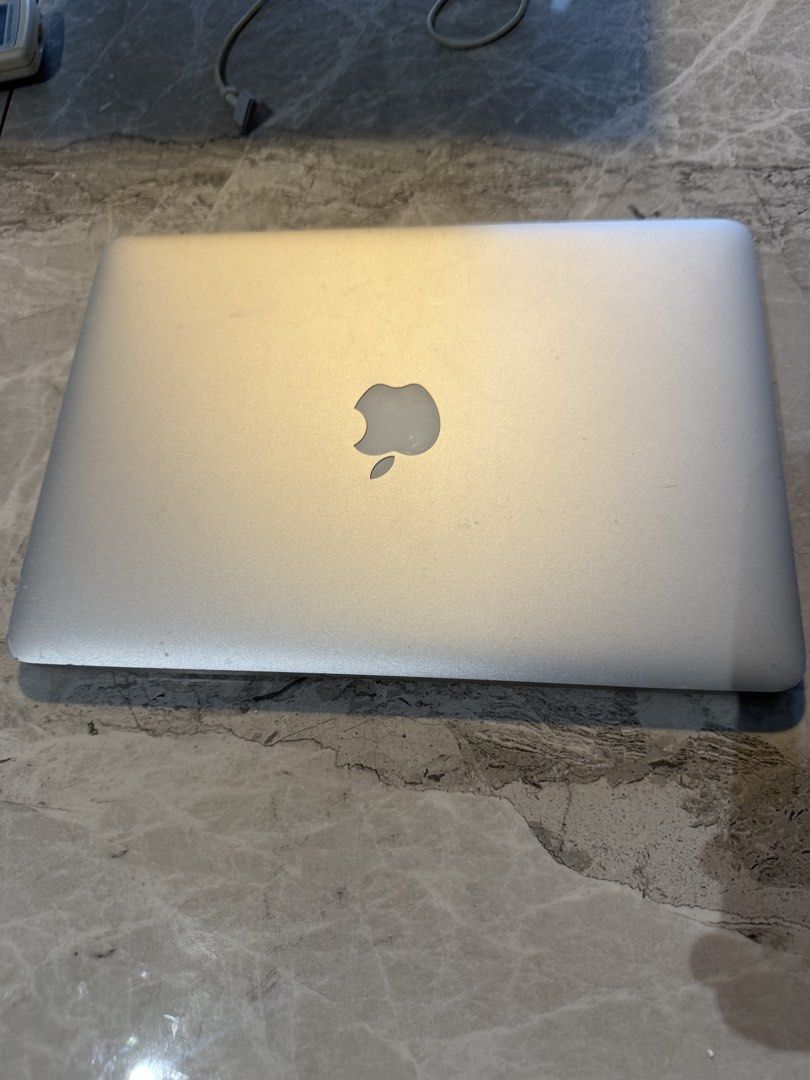 Apple MacBook Pro - Silver420592903972474880