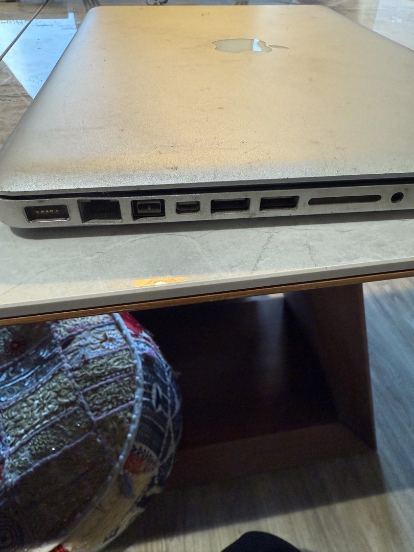 Old Apple MacBook - Used420588891721574401