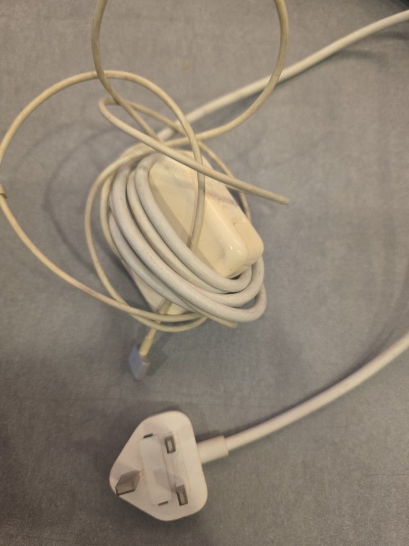 Apple Power Adapter448639334090035200