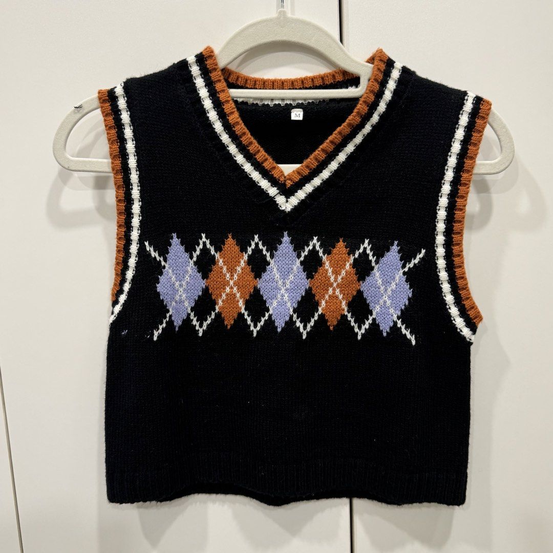 Argyle Pattern V-Neck Vest Black (Category: Vests) located in Pasig City. Submitted by vovothefool (Listing ID 1430589065, Image 1). Description: shoulder ” 13 length “ 16 .
