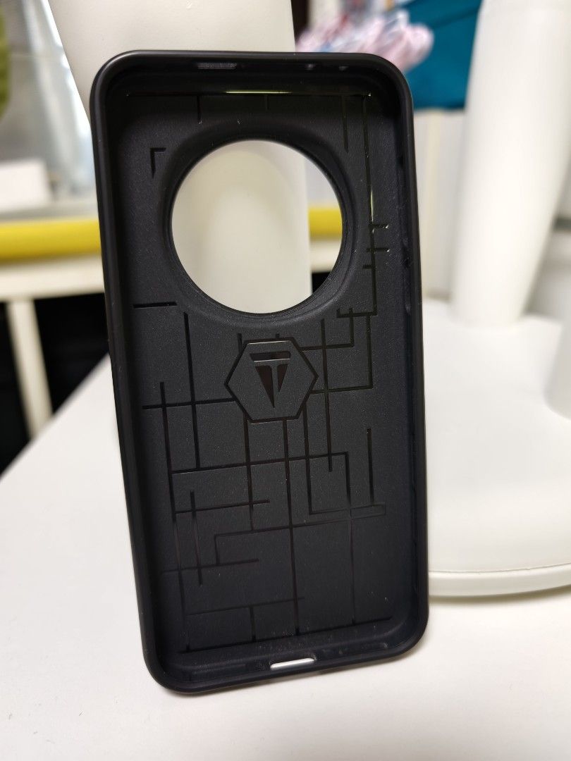 Honor m7p 靚 case TUDIA （分類：手機套及手機殻）位於 Hong Kong。 由 granddolphin_87b97f 提交（商品編號 1430508678，圖片 1）。簡介： Black phone case with a large circular camera cutout. The interior features a textured design with a logo. The exterior has a textured surface. Honor magic 7 pro 有磁吸 mag safe buy from Amazon 。
