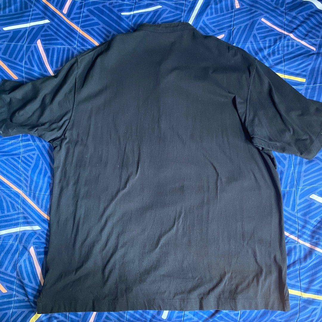 Black uniqlo chinese collar (Category: Tshirts & Polo Shirts ) located in Pasay City. Submitted by badthecap (Listing ID 1430433382, Image 2). Description: Black uniqlo T-shirt. Features a mandarin collar and short sleeves. Includes three buttons at the neckline. The shirt is a basic, versatile piece suitable for casual wear. Size: Xl (24x30) 300sf.