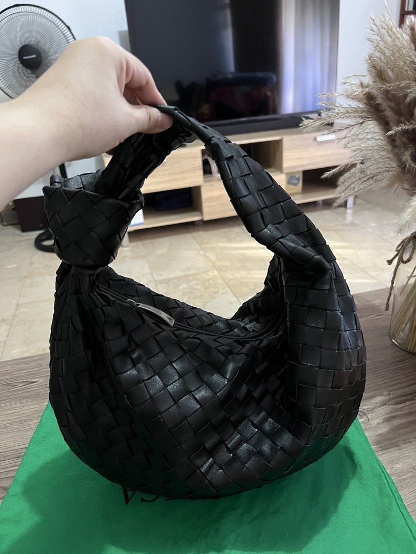 Bottega Jodie 36cm Medium size (Category: Luxury Bags & Wallets) located in Manila. Submitted by luxurytreasure.ph (Listing ID 1430525382, Image 1). Description: .