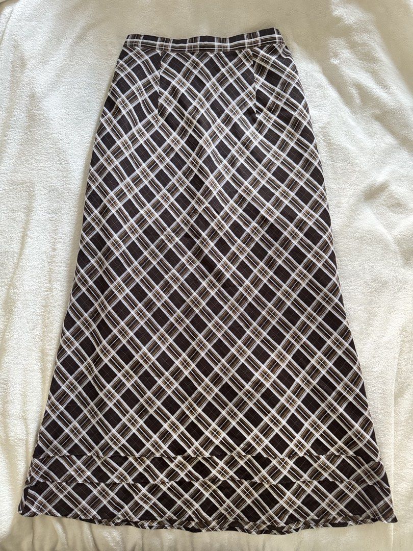 Brown Plaid Maxi Skirt (Category: Skirts) located in Quezon City. Submitted by chrollo7 (Listing ID 1430446345, Image 1). Description: Size: 25 in waist .