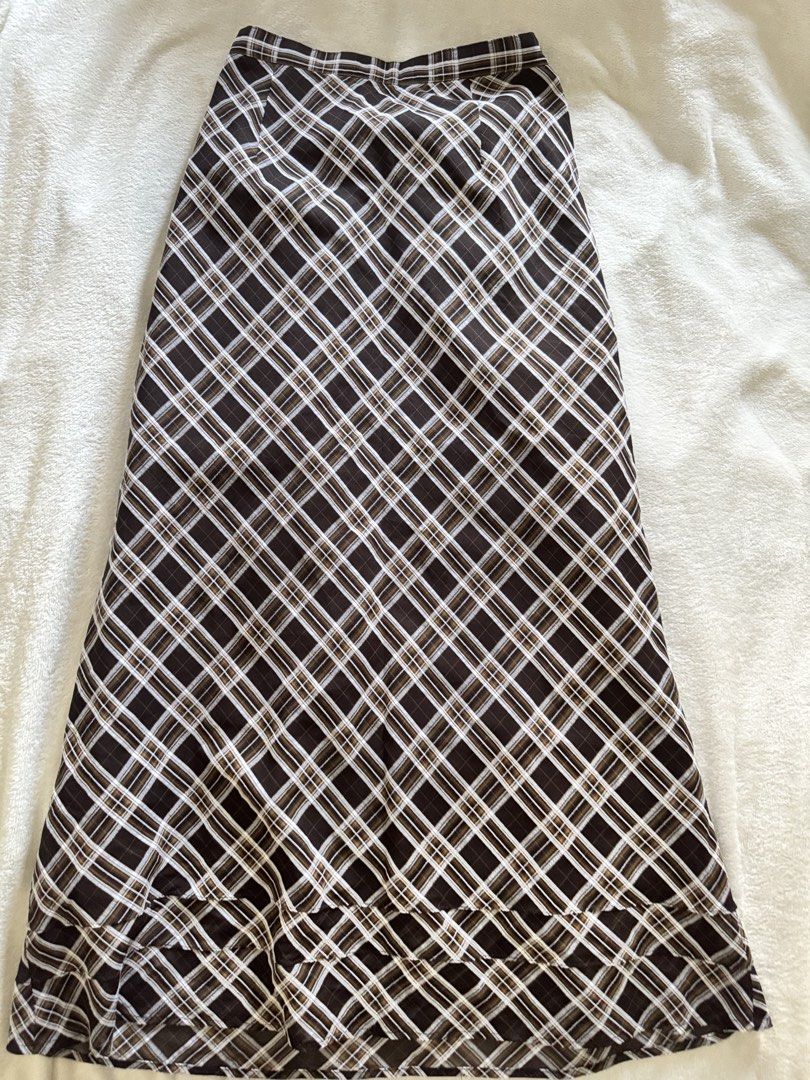 Brown Plaid Maxi Skirt (Category: Skirts) located in Quezon City. Submitted by chrollo7 (Listing ID 1430446345, Image 2). Description: Size: 25 in waist .