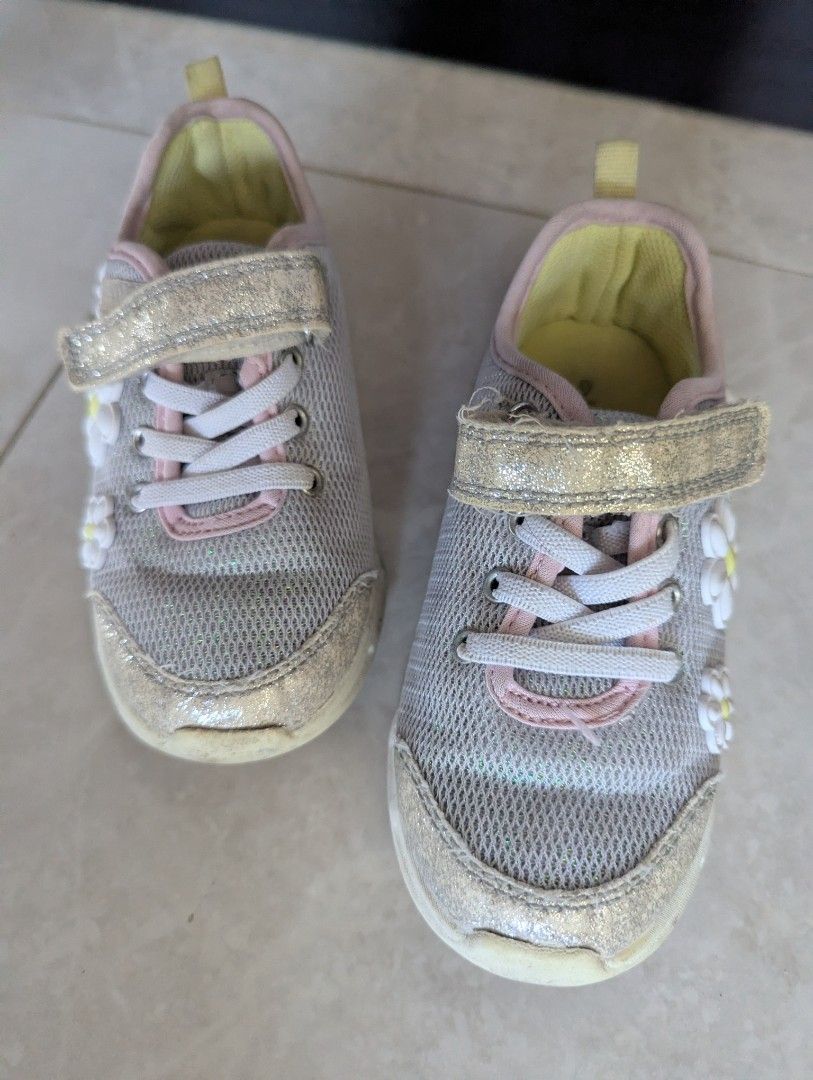 Carter's Rubber Shoes Daisy Design Lights Up (Category: Babies & Kids Fashion) located in Las Pinas. Submitted by kachingclothes (Listing ID 1430425128, Image 2). Description: Size 9 Lights up. Red lights. Cute floral daisy design with shiny. Bought from USA. Carter's brand..