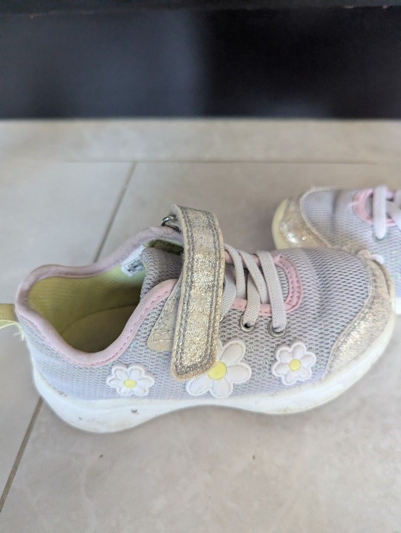 Carter's Rubber Shoes Daisy Design Lights Up (Category: Babies & Kids Fashion) located in Las Pinas. Submitted by kachingclothes (Listing ID 1430425128, Image 1). Description: Size 9 Lights up. Red lights. Cute floral daisy design with shiny. Bought from USA. Carter's brand..