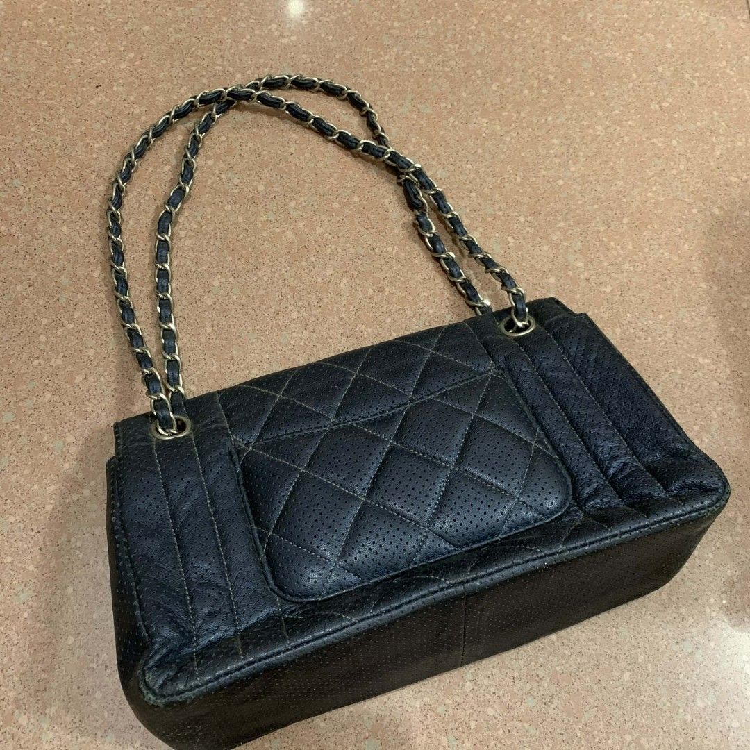 Chanel Blue Shoulder Bag (Category: Luxury Bags & Wallets) located in Manila. Submitted by august.2 (Listing ID 1430484467, Image 3). Description: Selling as is where is..