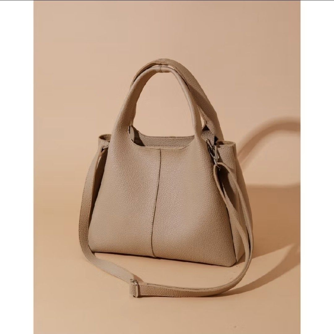 Daily Carry Clarence Handbag (Category: Shoulder Bags) located in Cebu City. Submitted by kancollects (Listing ID 1430583018, Image 1). Description: 📌 cebu.