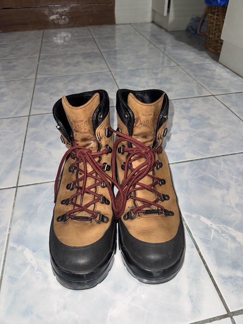 Danner Crater Rim 6" Brown Boots (Category: Boots) located in Manila. Submitted by thriffyjoe (Listing ID 1430467200, Image 1). Description: Danner Boots Fits size 9-10.5 USm.