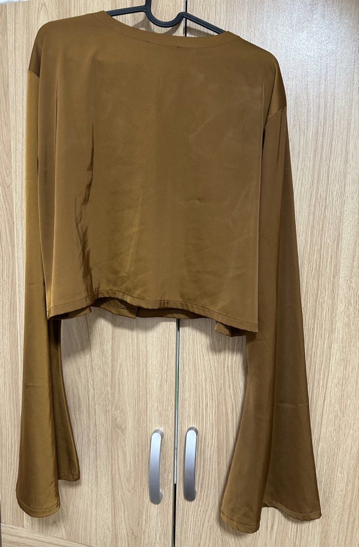 Forever 21 Brown Bell Sleeve Blouse (Category: Blouses) located in Manila. Submitted by gpreloved2026 (Listing ID 1430446292, Image 2). Description: Shipping c/o buyer No return, no exchange .