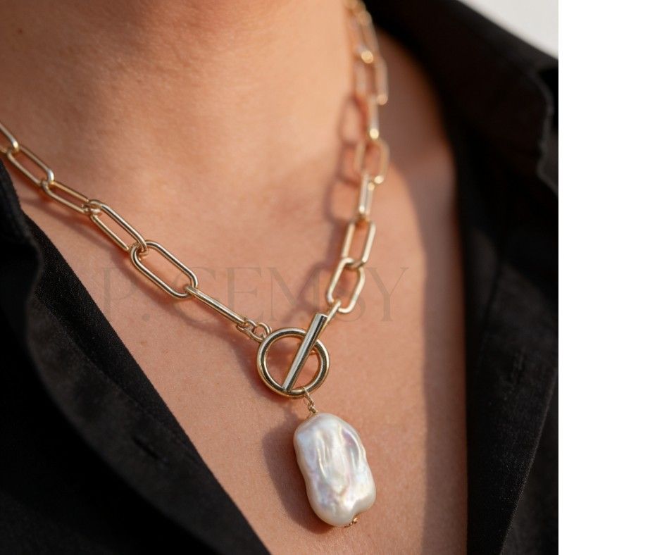 Genuine Baroque Pearl Chain Necklace (Category: Necklaces) located in Valenzuela. Submitted by style_essentials2023 (Listing ID 1430555698, Image 1). Description: Elegant gold/ silver tone chain necklace featuring a unique baroque pearl pendant. The necklace has a stylish toggle clasp and a chunky chain design. The pearl is a beautiful, irregular shape, adding a touch of sophistication. Perfect for adding a statement piece to any outfit. A great 