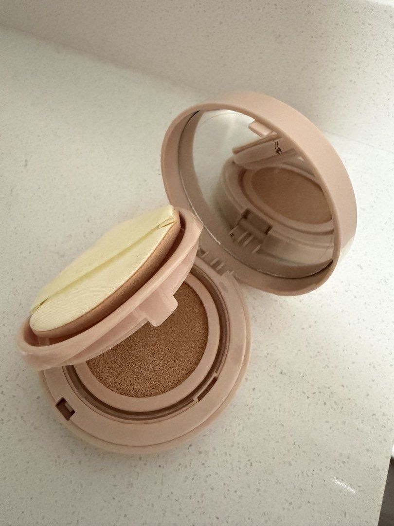 Gucci Cushion Compact (Category: Makeup) located in Cainta. Submitted by mycosy.life (Listing ID 1430490373, Image 2). Description: Luxury makeup! Original price almost 4,000 pesos Shade 2.5 Gucci cushion compact features a beautiful floral design with the Gucci logo. The compact includes a mirror and a sponge applicator. The cushion itself is a light beige color. The compact is a light pink color..