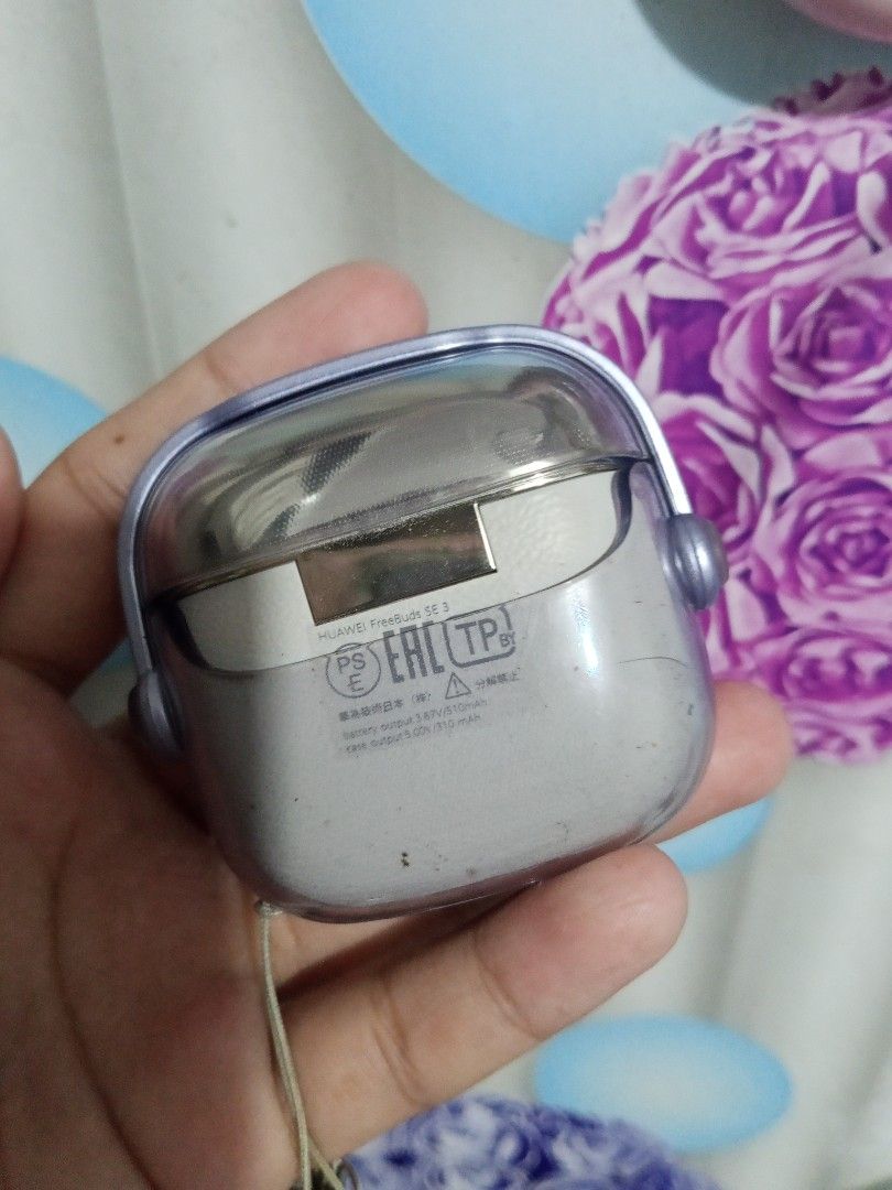 Huawei FreeBuds SE 3 (Category: Earphones) located in Tanza. Submitted by zenfox_d99623 (Listing ID 1430514107, Image 3). Description: Huawei FreeBuds SE 3 earphones. The charging case is included. The earphones are white. The case is gray with a clear top. The box indicates 42 hours of battery life. The earphones are in the charging case..