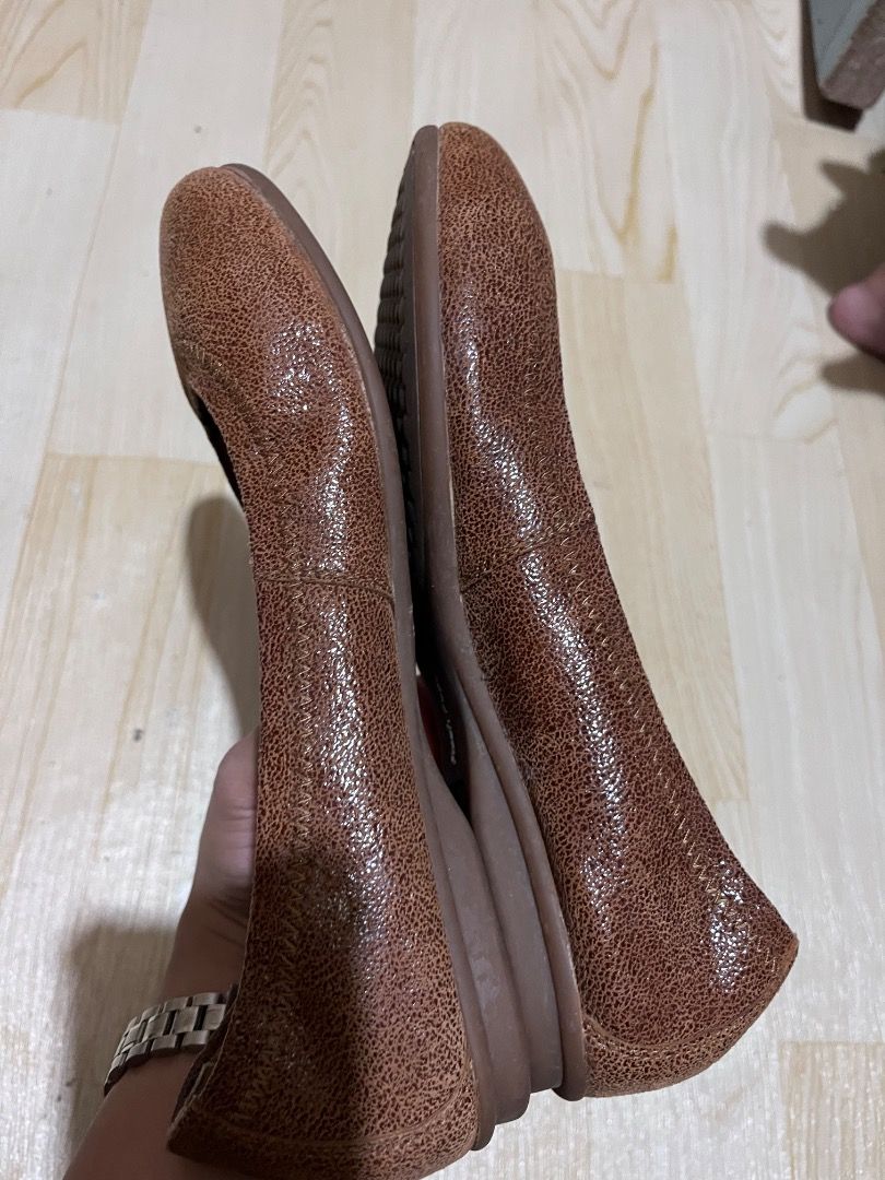 Hush Puppies Brown Flats (Category: Flats & Sandals) located in Quezon City. Submitted by pnc.apparel (Listing ID 1430529542, Image 2). Description: Brown Hush Puppies flats. Features a textured upper and a rounded toe design. The sole is brown and has a patterned design. The insole is a lighter brown color. The size is US 6. The flats appear to be made of leather..