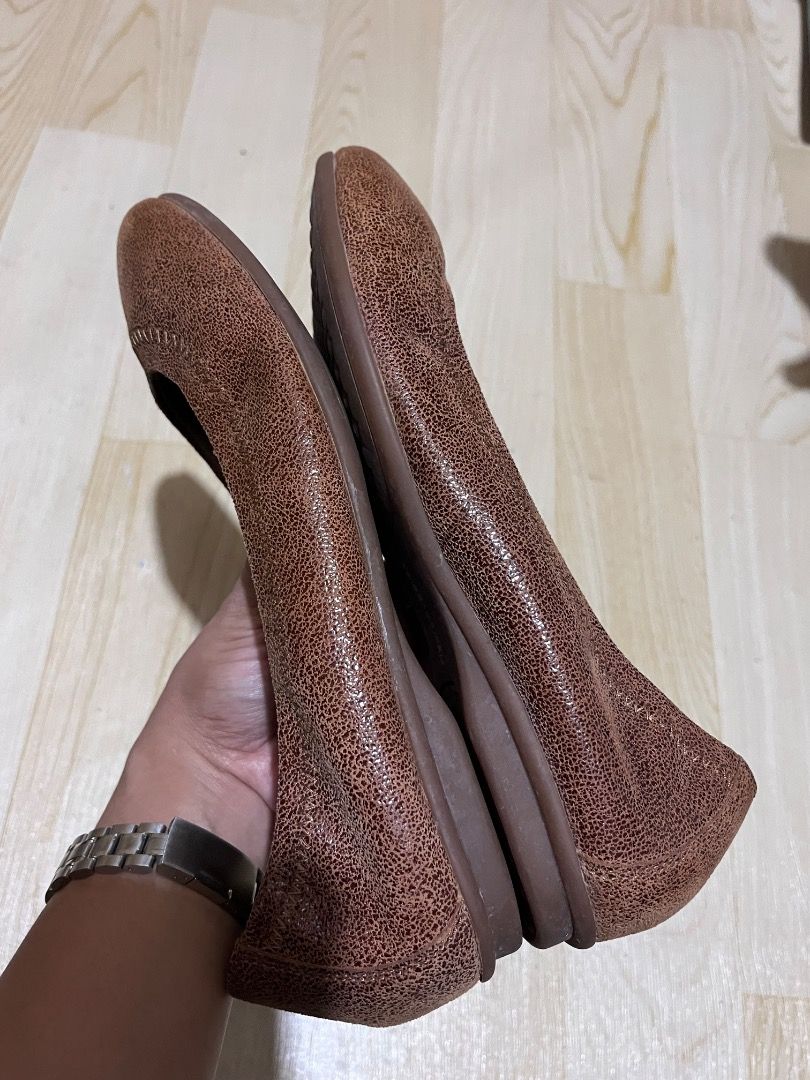 Hush Puppies Brown Flats (Category: Flats & Sandals) located in Quezon City. Submitted by pnc.apparel (Listing ID 1430529542, Image 3). Description: Brown Hush Puppies flats. Features a textured upper and a rounded toe design. The sole is brown and has a patterned design. The insole is a lighter brown color. The size is US 6. The flats appear to be made of leather..