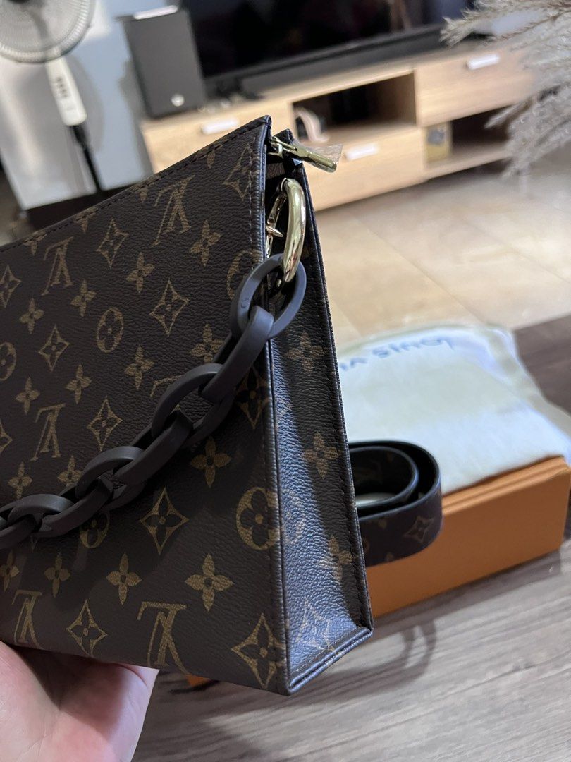LV toiletry pouch (Category: Luxury Bags & Wallets) located in Manila. Submitted by luxurytreasure.ph (Listing ID 1430525871, Image 3). Description: .