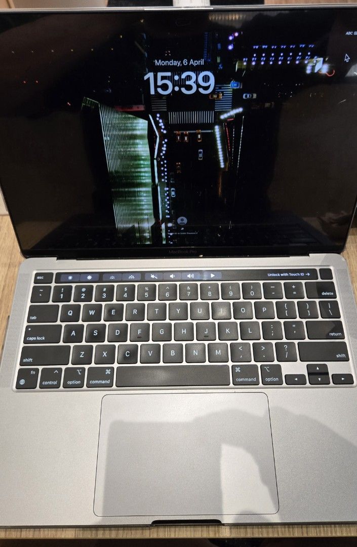MacBook Pro 13 Inch420588890725427200