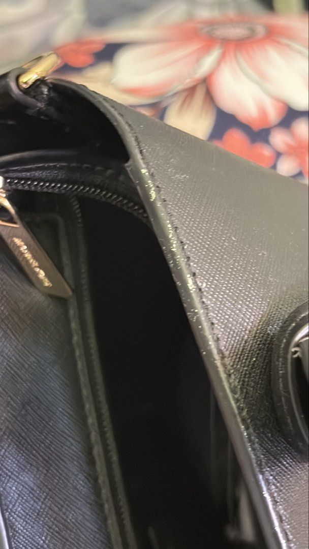 Michael Kors Pratt Small Tote Bag (Category: Luxury Bags & Wallets) located in Manila. Submitted by kimbeauu (Listing ID 1430444138, Image 3). Description: - received as a gift (bought from Zalora) - barely used - with minimal flaws but still okay - long wallets can fit in.