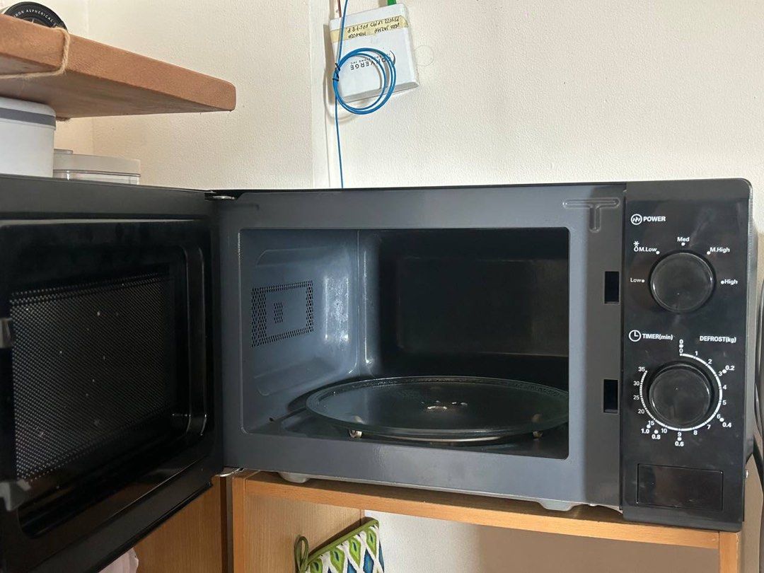 Midea Microwave Oven (Category: Ovens & Toasters) located in Caloocan City. Submitted by pat.vinarao (Listing ID 1430422859, Image 2). Description: Used for 1 year.